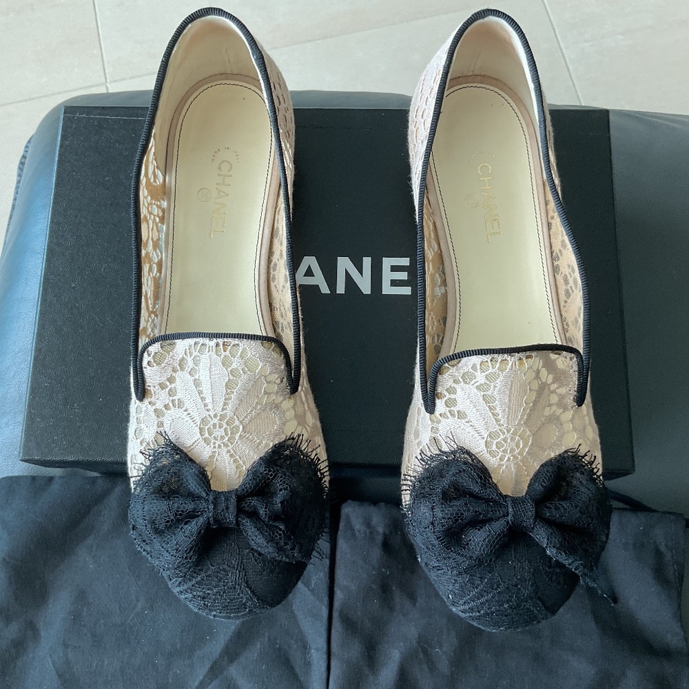 CHANEL Lace Black and Beige Loafers Flats With Bow size 39 Made in Italy.